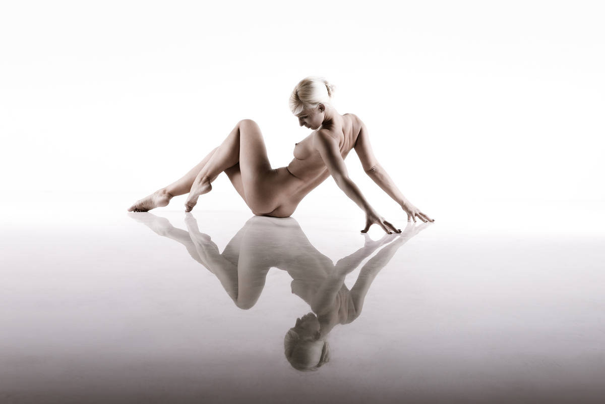 Aktfotografie Aktfotos schwarzweiss Fotoshooting Bern - Zürich - Basel - Genf